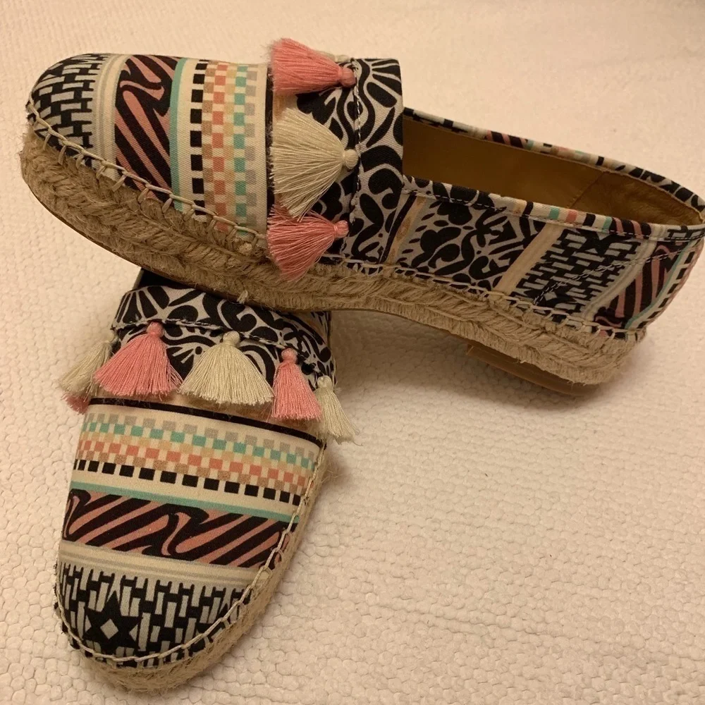 Like NEW CROWN vintage Kalani Flatform Slip-On